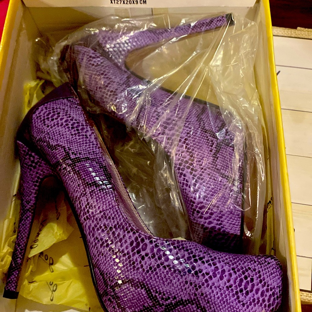 Go max heels brand new never been wore.